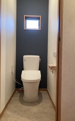 トイレリフォームのクロスとクッションフロアのアイディア